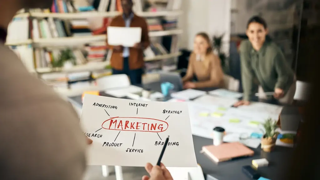 Denizli sosyal medya ajansı ile çalışma avantajlarını gösteren toplantı görseli